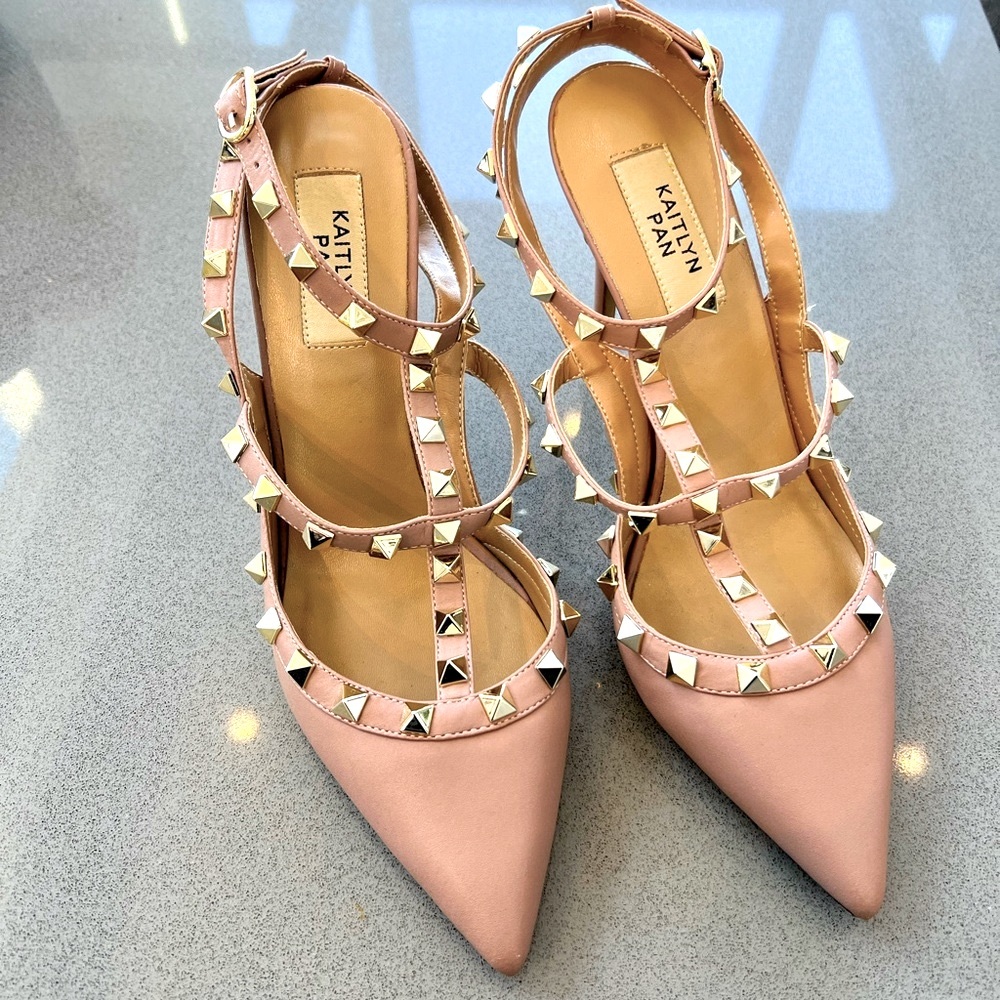 Kaitlyn Pan Rockstud Caged Pump 7.5 in Poudre